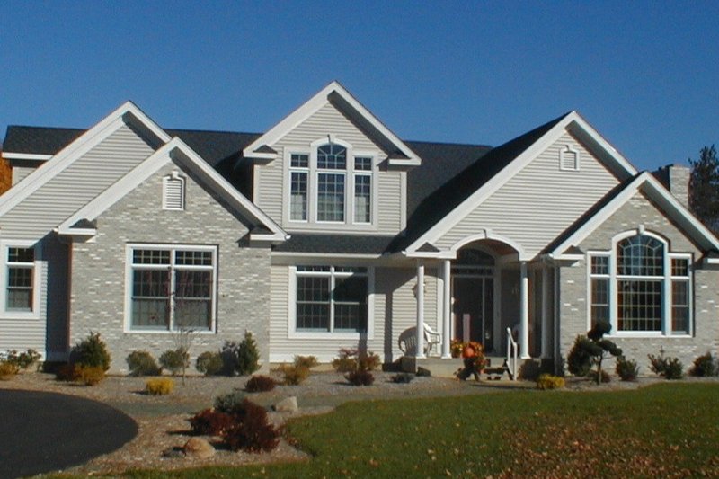 Traditional Style House Plan - 3 Beds 2.5 Baths 2426 Sq/Ft Plan #75-158