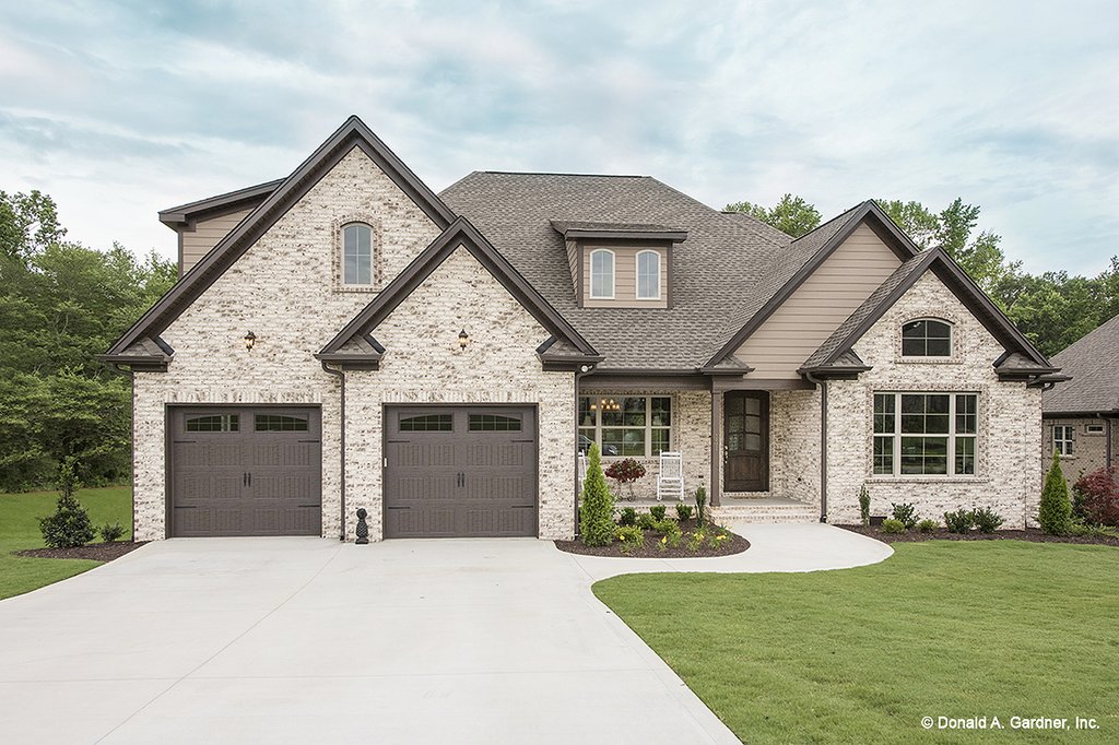 Traditional Style House  Plan  3 Beds 2 5 Baths 2477 Sq Ft  Traditional Style House  Plan  3 Beds 2 5 Baths 2477 Sq Ft