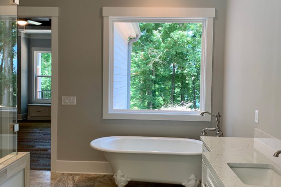 Interior - Master Bathroom for Country House Plan #437-120 - 4 bed, 4 bath