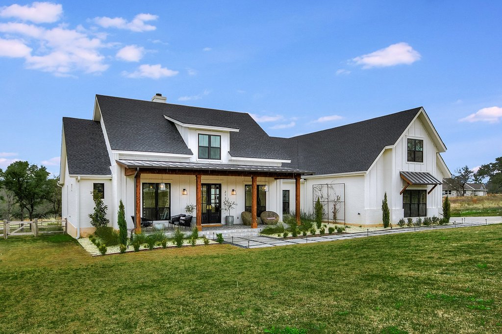 Farmhouse Style House Plan - 4 Beds 2.5 Baths 2686 Sq/Ft Plan #430-156