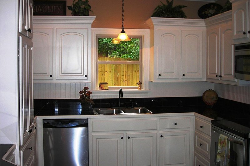 Dream House Plan - Interior - Kitchen 1 for European House Plan #430-53 - 3 bed, 2 bath