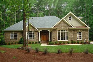 Traditional style home, elevation