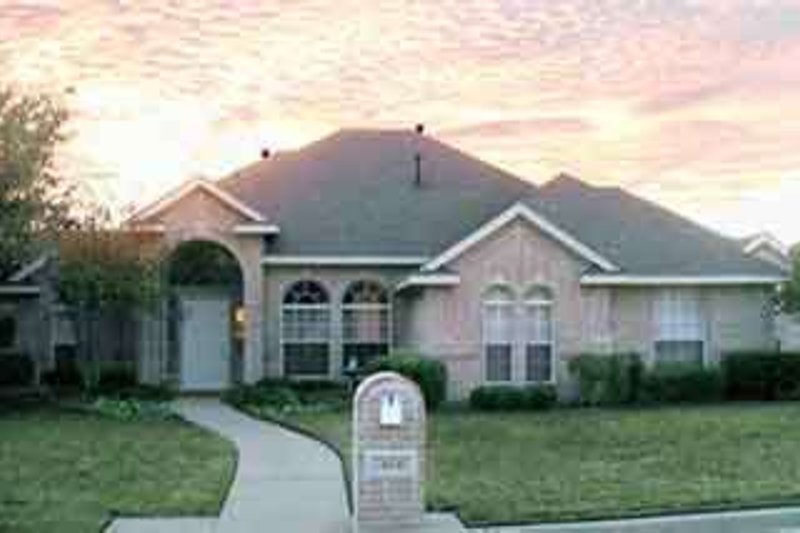 House Blueprint - Traditional Exterior - Front Elevation Plan #84-175