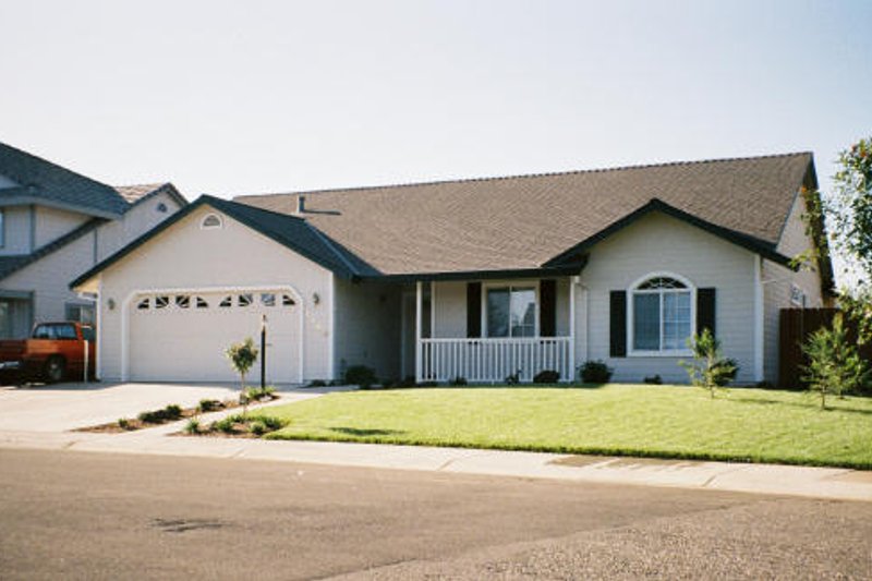 Dream House Plan - Country Exterior - Front Elevation Plan #437-7