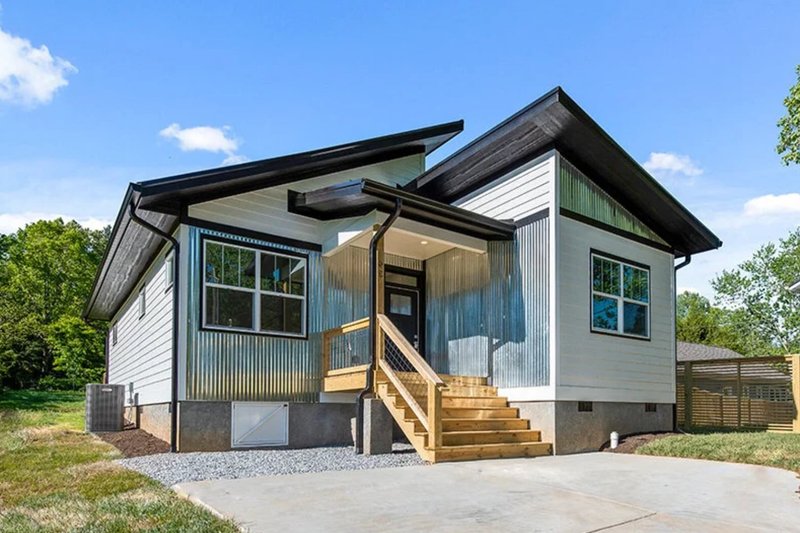 Modern Style House Plan - 3 Beds 2 Baths 1350 Sq/Ft Plan #79-292