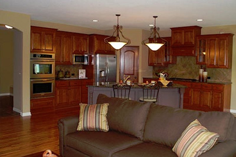 Architectural House Design - Traditional Photo Plan #320-500