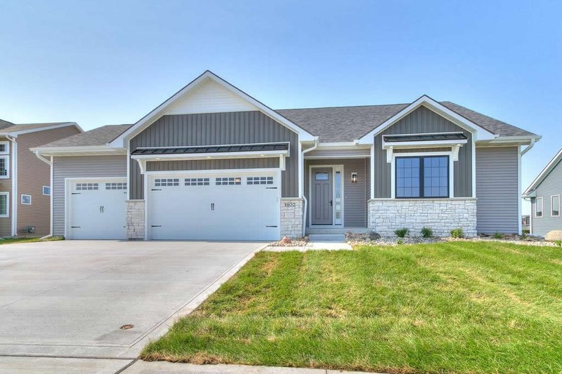 Farmhouse Style House Plan - 3 Beds 2.5 Baths 1642 Sq/Ft Plan #20-2547
