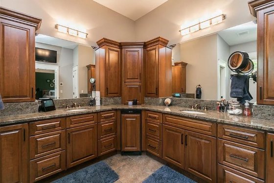 Interior - Master Bathroom 1 for Traditional House Plan #70-1554 - 7 bed, 4.5 bath