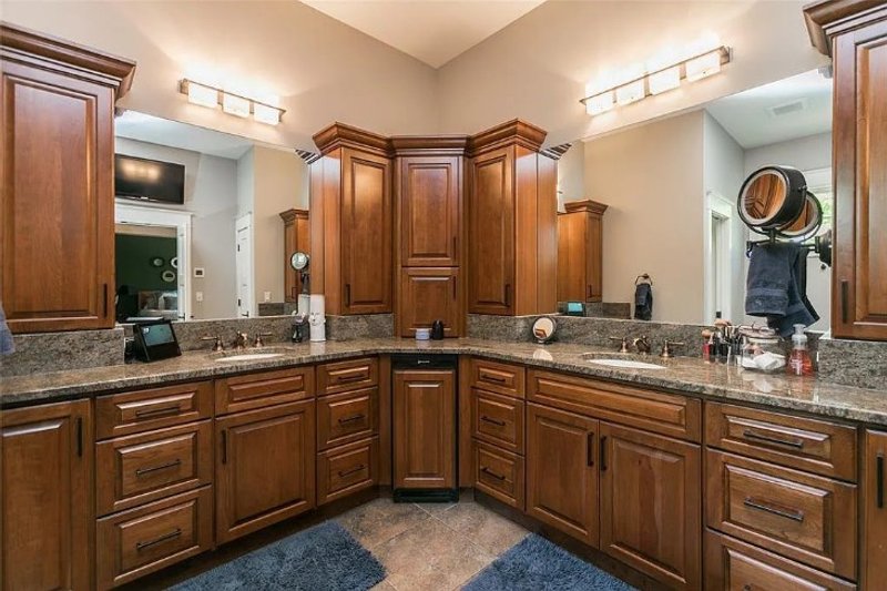House Plan Design - Interior - Master Bathroom 1 for Traditional House Plan #70-1554 - 7 bed, 4.5 bath