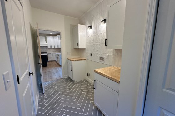 Interior - Laundry 1 for Farmhouse House Plan #44-292 - 3 bed, 2 bath