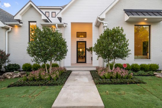 Exterior - Covered Porch for Traditional House Plan #1098-8 - 4 bed, 4.5 bath