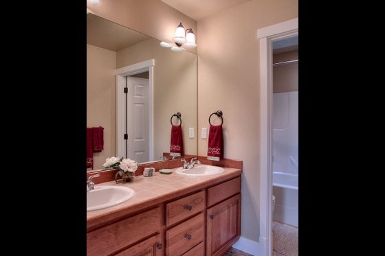 Interior - Bathroom for Craftsman House Plan #132-121 - 4 bed, 2.5 bath