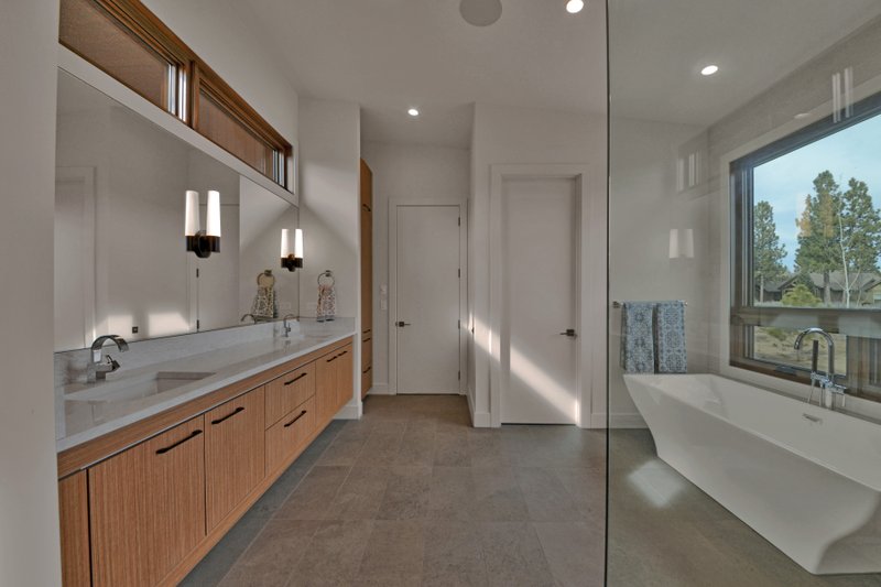 House Blueprint - Interior - Master Bathroom for Contemporary House Plan #892-35 - 3 bed, 3.5 bath