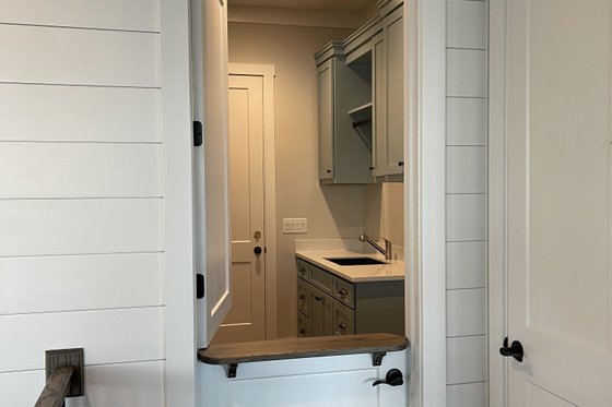 Interior - Laundry for Craftsman House Plan #437-114 - 4 bed, 4 bath