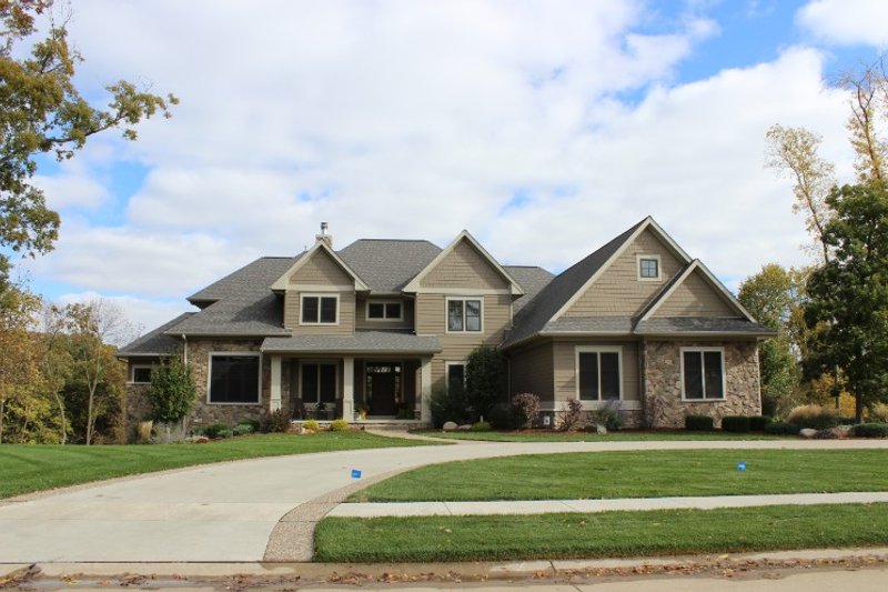 Traditional Style House Plan - 7 Beds 4.5 Baths 5947 Sq/Ft Plan #70-1554