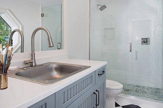 Bath III (Upper Floor)