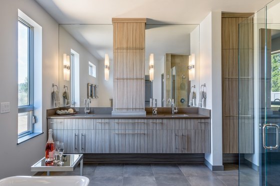 Interior - Master Bathroom for Contemporary House Plan #892-10 - 4 bed, 3.5 bath