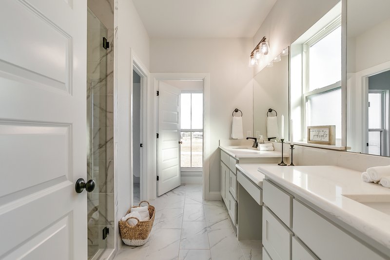 Architectural House Design - Interior - Master Bathroom for Farmhouse House Plan #430-215 - 4 bed, 3 bath