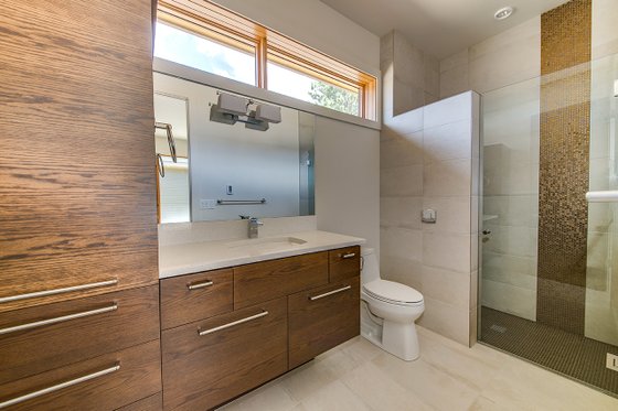 Interior - Bathroom 2 for Contemporary House Plan #892-22 - 3 bed, 3.5 bath