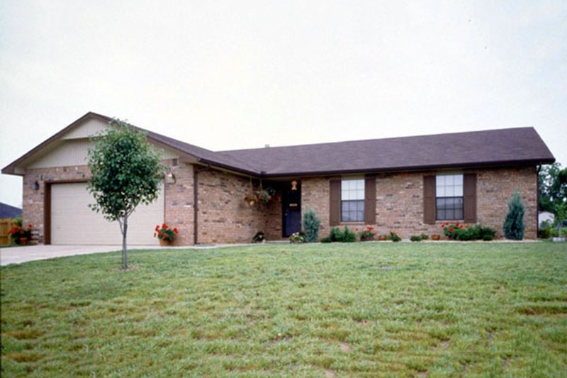 Home Plan - Ranch Exterior - Front Elevation Plan #52-105