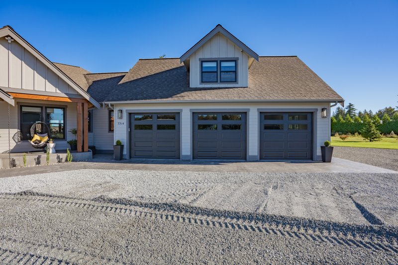 Farmhouse Style House Plan - 3 Beds 2.5 Baths 2799 Sq/Ft